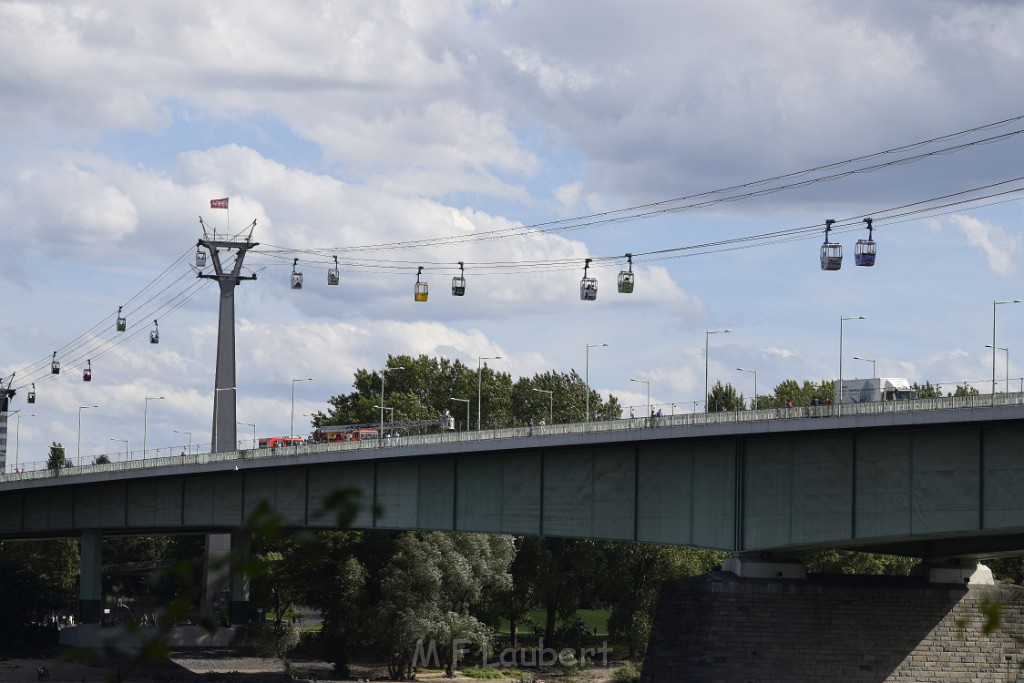 Koelner Seilbahn Gondel blieb haengen Koeln Linksrheinisch P101.JPG - Miklos Laubert